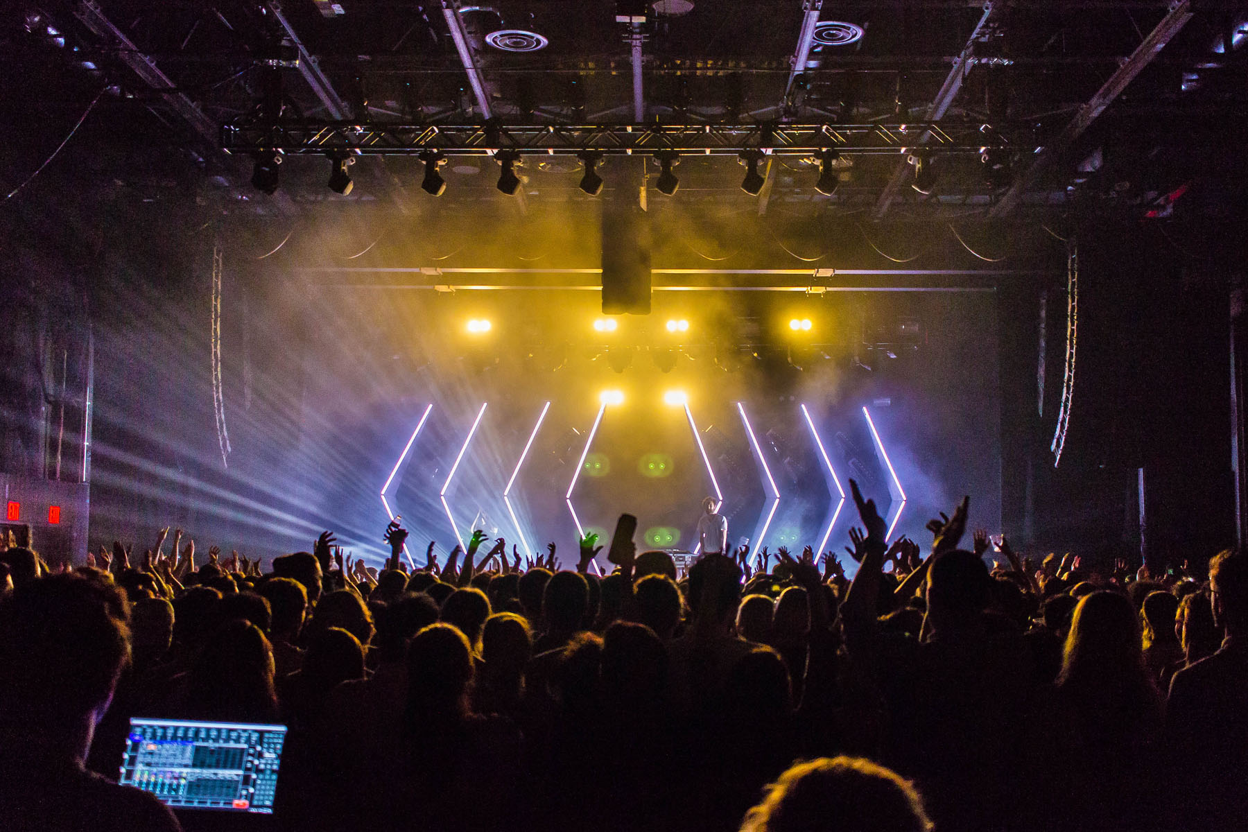 Шоу техник. Концерт креатив. Brooklyn Steel. Фронтфилы на сцене. Concert Creative Post.