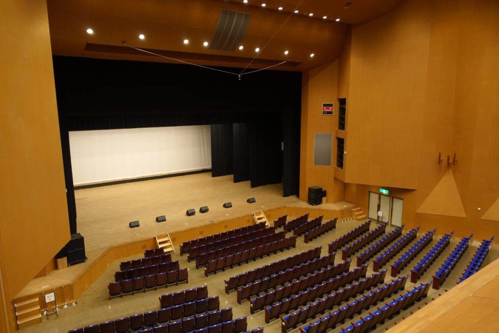 The Main Hall’s brand new concert audio system consists of a left-right array of eight L-Acoustics Kiva II with six SB15m subwoofers, hidden behind a screen
