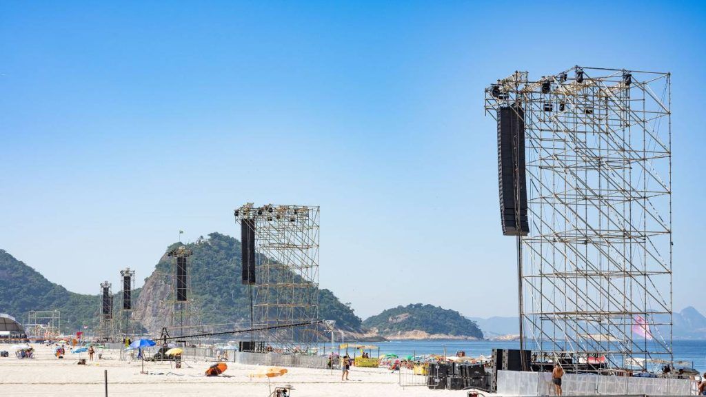 A rear view of some of the 16 L-Acoustics delay towers stretching down the beach (credit: Brandon Ishmael)
