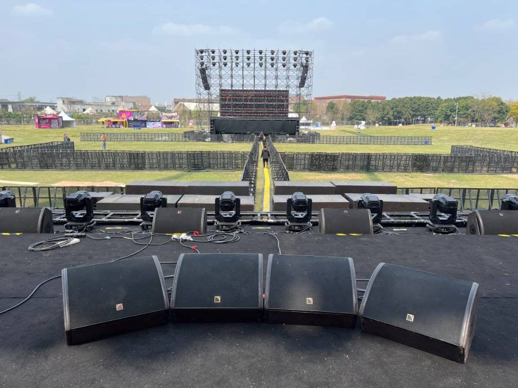 L-Acoustics X15 HiQ were used for on-stage monitoring.