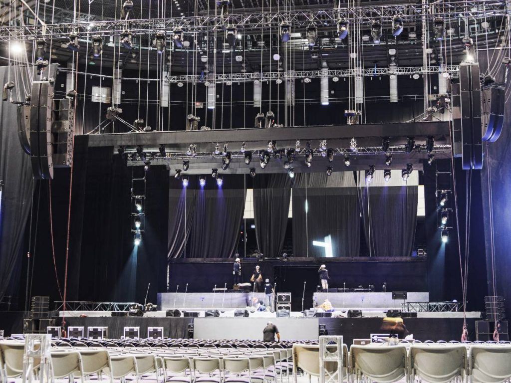 Load in of the L-Acoutics L Series concert sound system for Les Misérables: The Arena Spectacular World Tour at Taipei Arena.