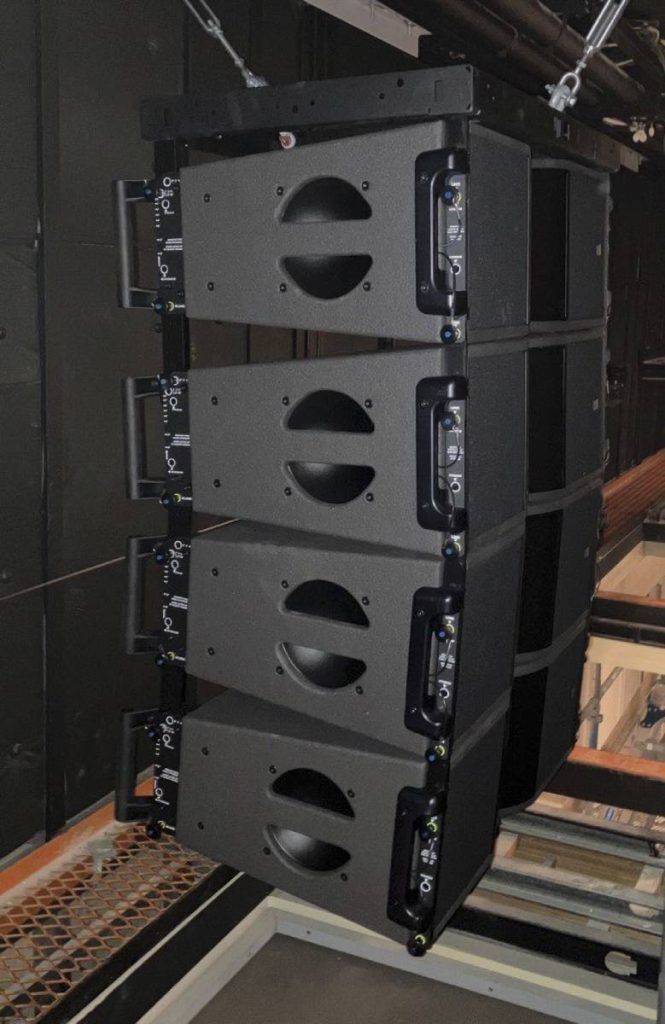 An additional L/R professional sound system of four L-Acoustics Kara II per side serves the second balcony