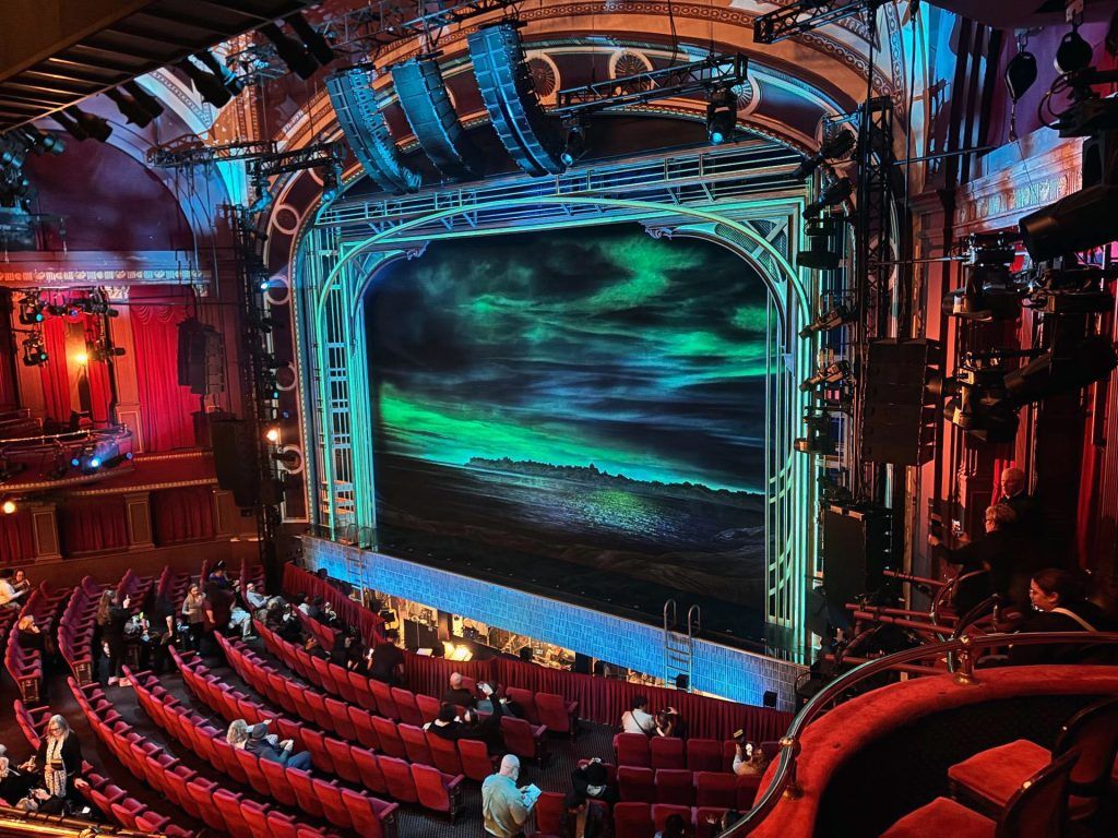 PRG supplied the production with a large number of L-Acoustics’ professional sound system legacy dV-DOSC and modern Kara II enclosures (photo credit: aviewfrommyseat.com)