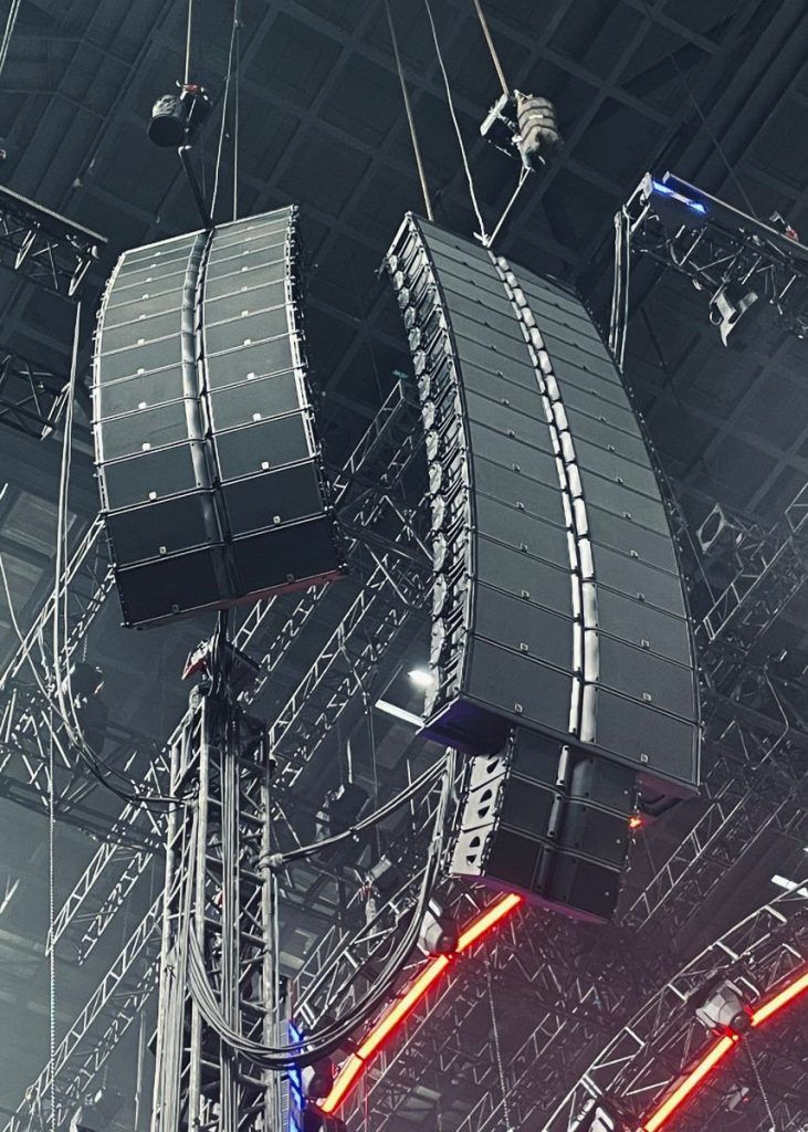 A side-fill system featured 12 L-Acoustics K2 boxes on either side of the stage