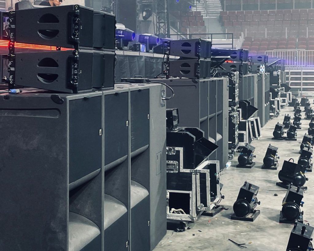 Six groups of two L-Acoustics Kara II stacked atop six groups of four L-Acoustics KS28 subwoofers delivered front-fill