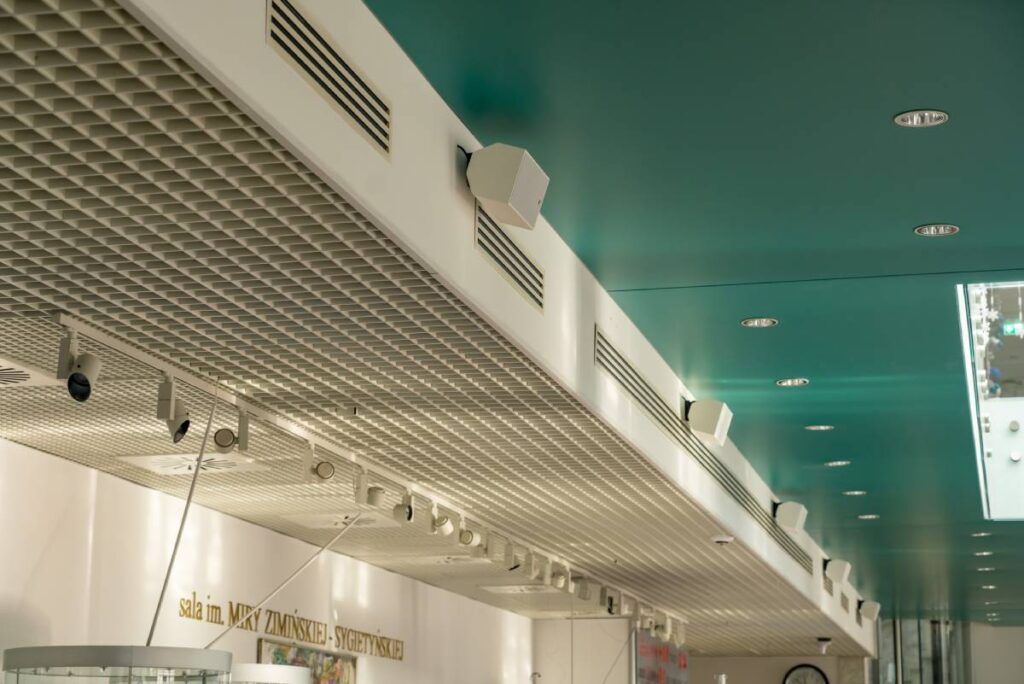 The lower lobby is equipped with eight L-Acoustics X6i wideband speakers and an SB10i W subwoofer