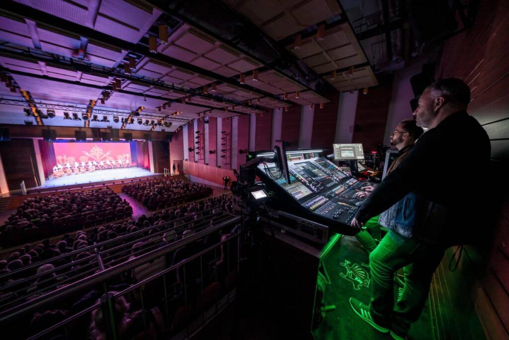 The state-of-the-art L-Acousitcs sound configuration creates an enveloping sound environment that brings new dimension to traditional folk performance