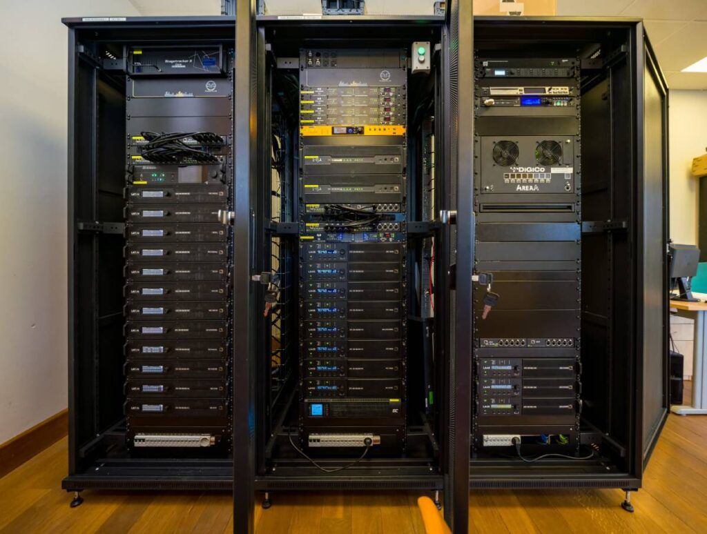 The system is powered by two L-ISA Processor II, two P1 processors, twelve LA7.16 and eight LA4X amplified controllers. Managed through a comprehensive Digico control system