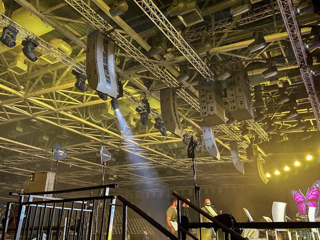 The technical implementation features five main hangs of one L2 and one L2D, complemented by two extensions of nine Kara II loudspeakers on each side and two center-flown arrays of three KS28 subwoofers